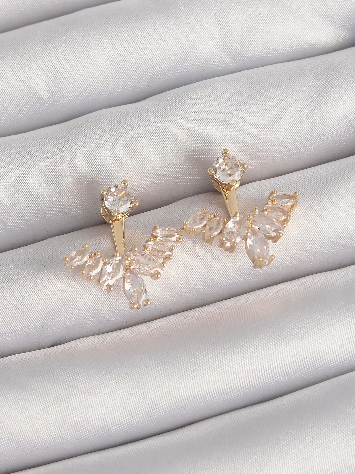 Pirinç Gold Renk Zirkon Taşlı V Model Küpe
