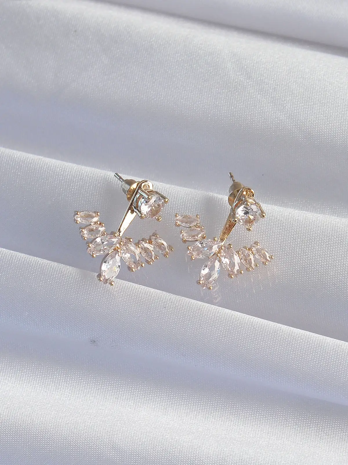 Pirinç Gold Renk Zirkon Taşlı V Model Küpe