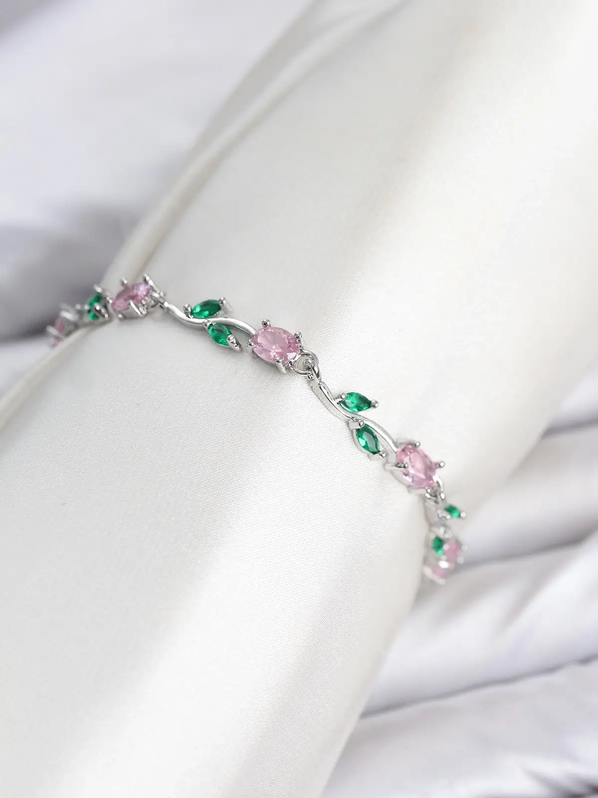 Pirinç Gümüş Renk Pembe Zirkon Taşlı Çiçek Model Kadın Bileklik