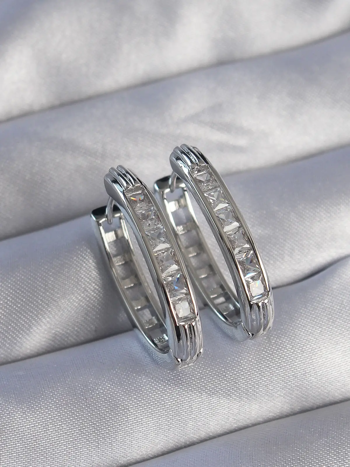 Pirinç Gümüş Renk Zirkon Taşlı Oval Model Küpe
