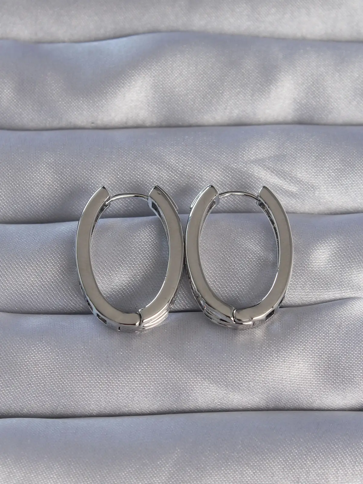 Pirinç Gümüş Renk Zirkon Taşlı Oval Model Küpe