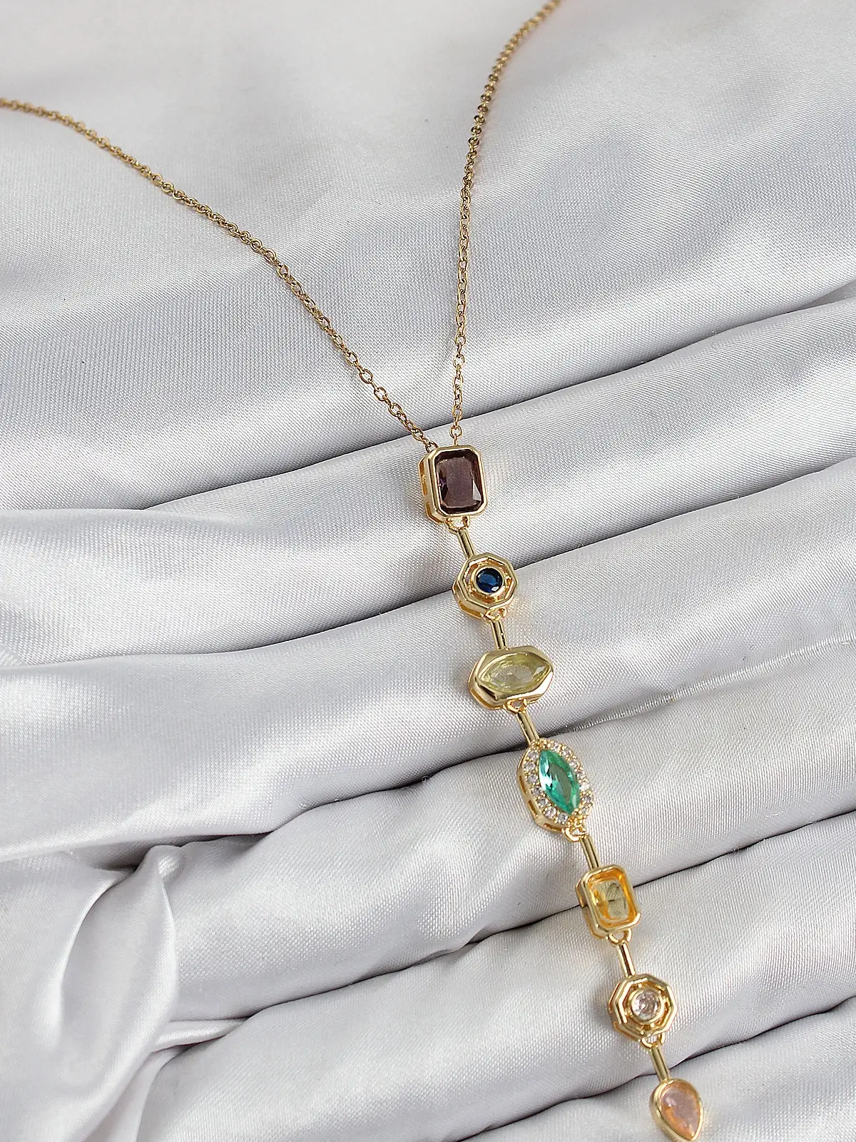 Pirinç Renkli Zirkon Taşlı Model Gold Renk 7 Element Kadın Y Kolye