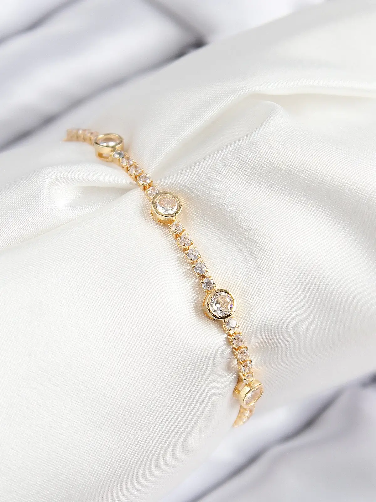 Pirinç Zirkon Taşlı Daire Model Gold Renk Asansörlü Kadın Bileklik