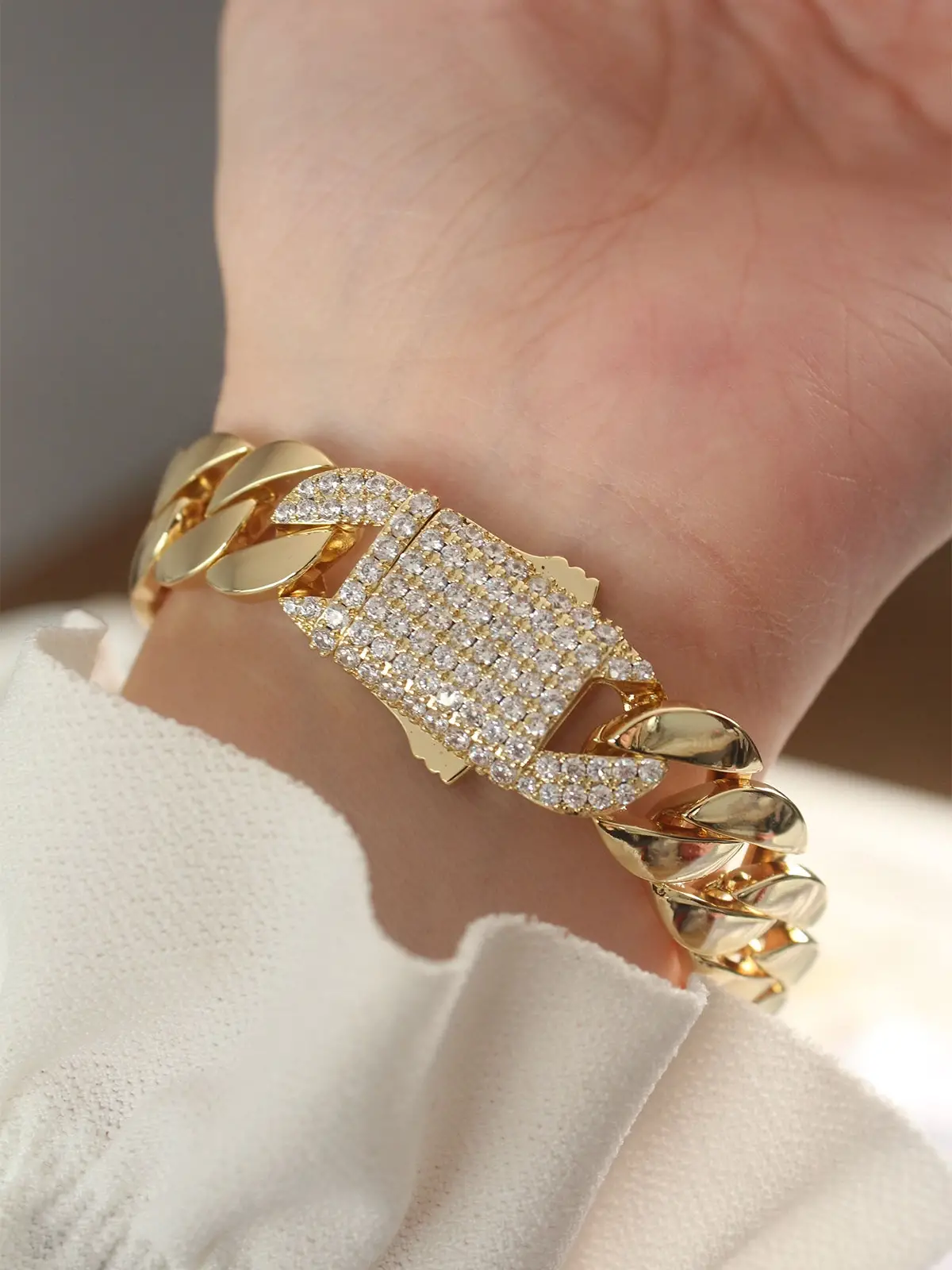 Vip Seri Pirinç Ortası Zirkon Taşlı Gold Renk Gurmet Bileklik