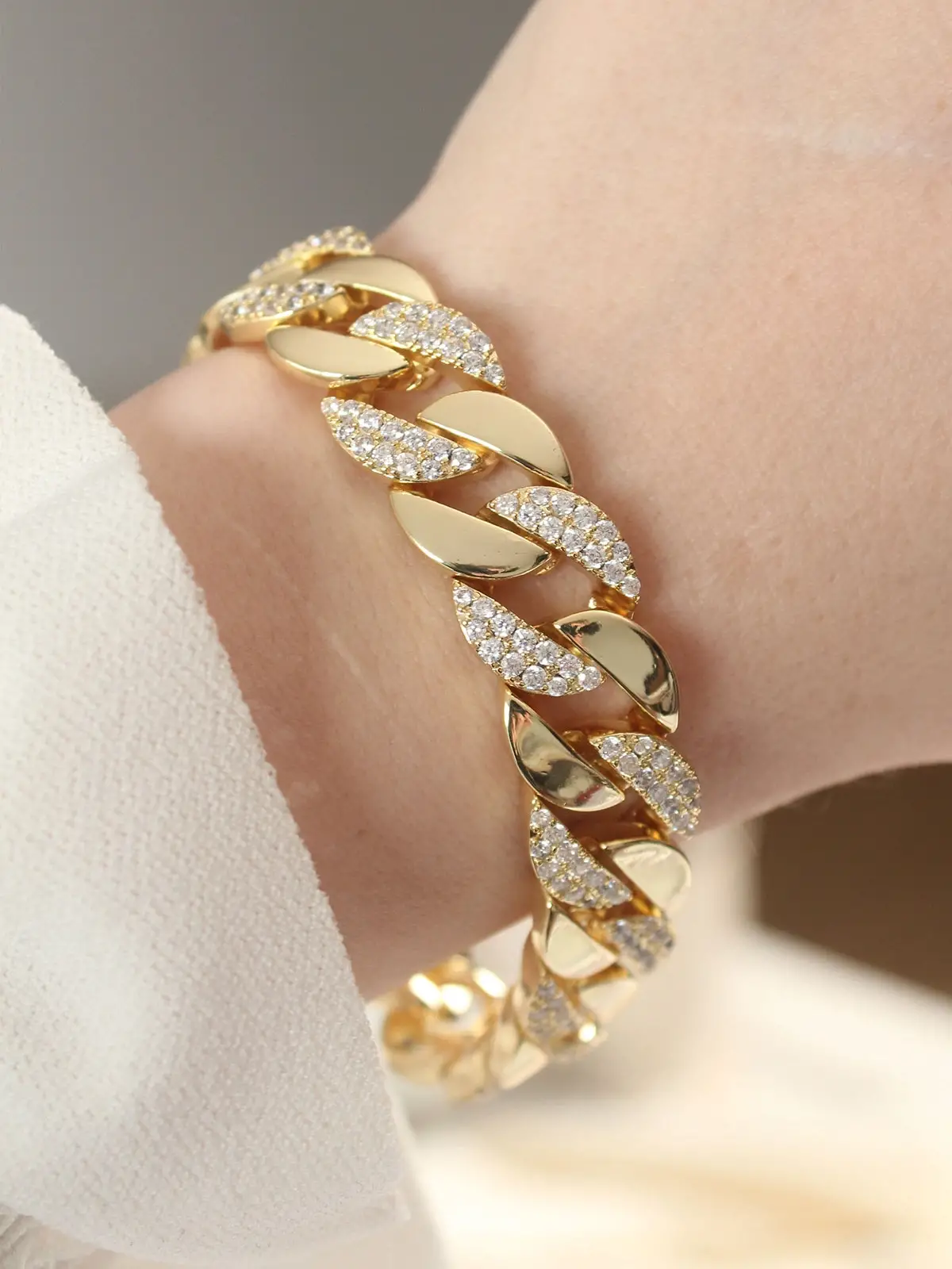 Vip Seri Pirinç Zirkon Taşlı Gold Renk Gurmet Bileklik