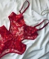 Yılbaşı Hediyesi Kırmızı Kalpli Brode Balenli Kapsız Bodysuit