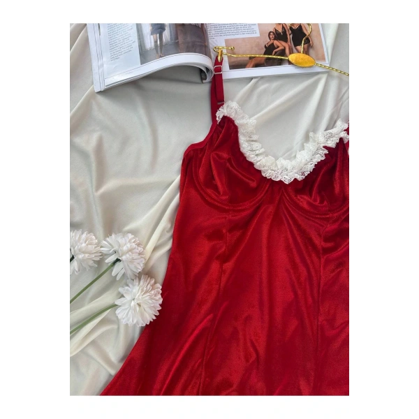 Midnight Elegance – Kırmızı İnce Askılı Gecelik