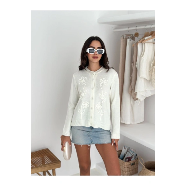 Beyaz ZR Model Düğmeli Triko Hırka