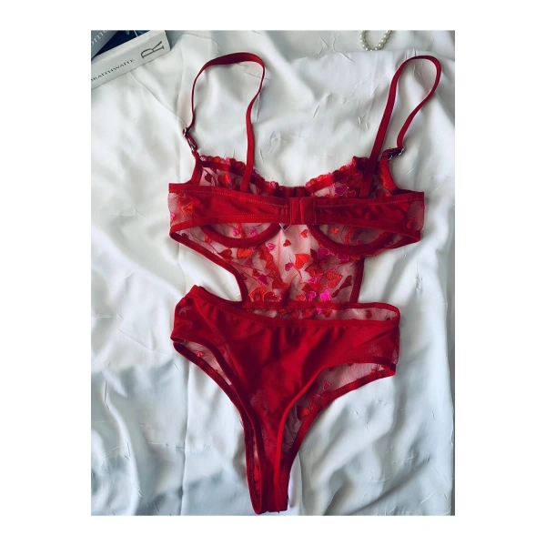 Kırmızı Kalpli Brode Balenli Kapsız Bodysuit