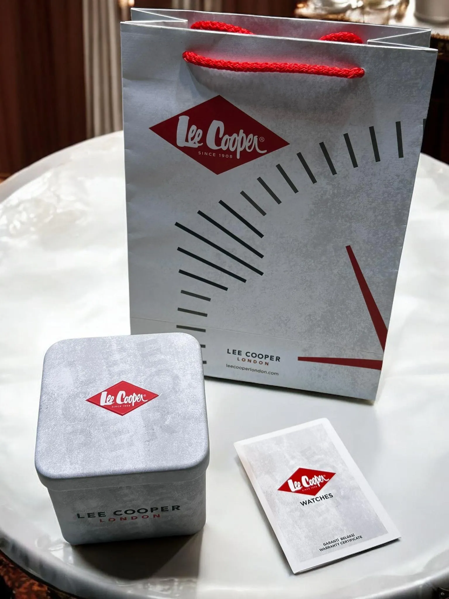 Lee Cooper Çelik Hasır Kordonlu 3 Atm Suya Dayanıklı Kadın Kol Saati VS.BLKT.0495