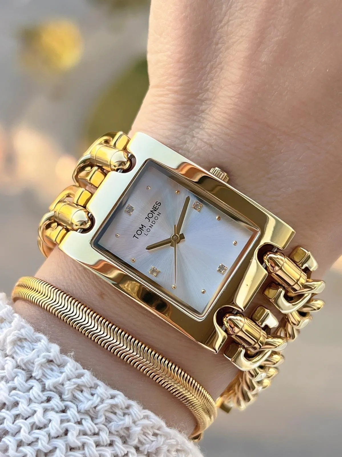 Tom Jones Zincir Kordon Kararma Renk Atma Yapmaz 3 Atm Suya Dayanıklı Kadın Kol Saati BTJ.YN10031.2