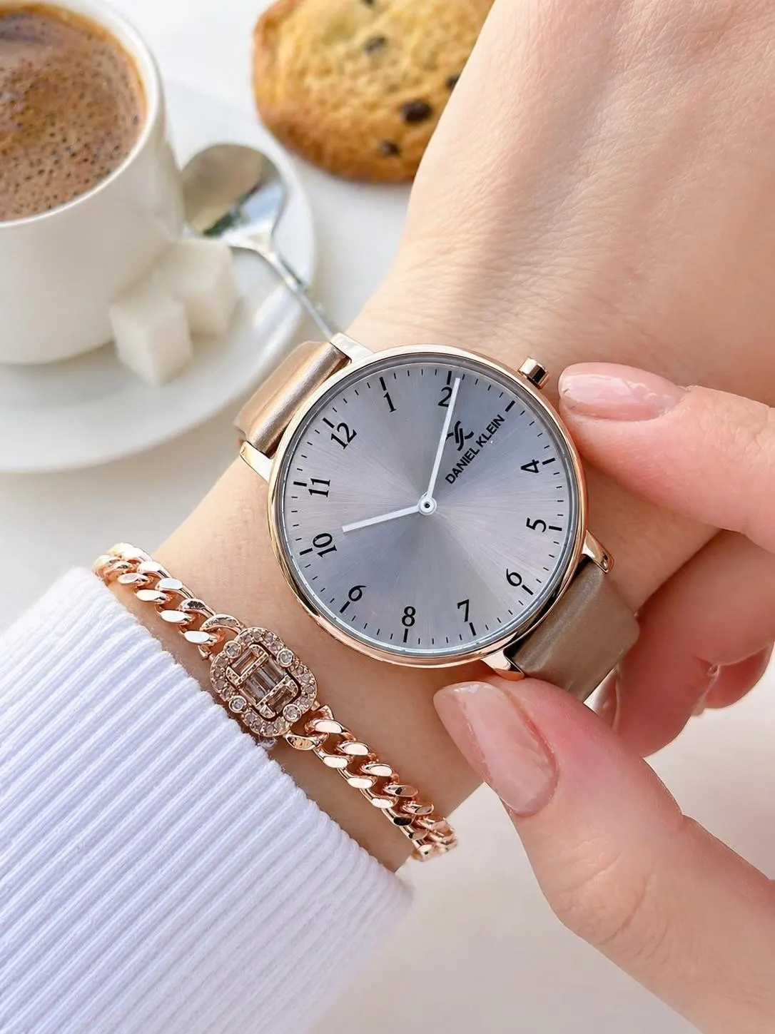 Daniel Klein Deri Kordonlu 2 Yıl Garantili 3 Atm Suya Dayanıklı Kadın Kol Saati+Bileklik BD.12810.2