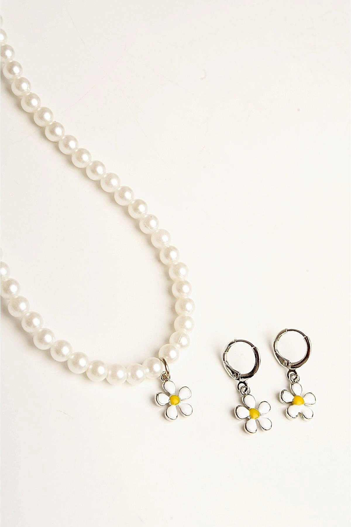 Papatya Tasarımlı İnci Boncuklu Kolye Küpe Takı Seti