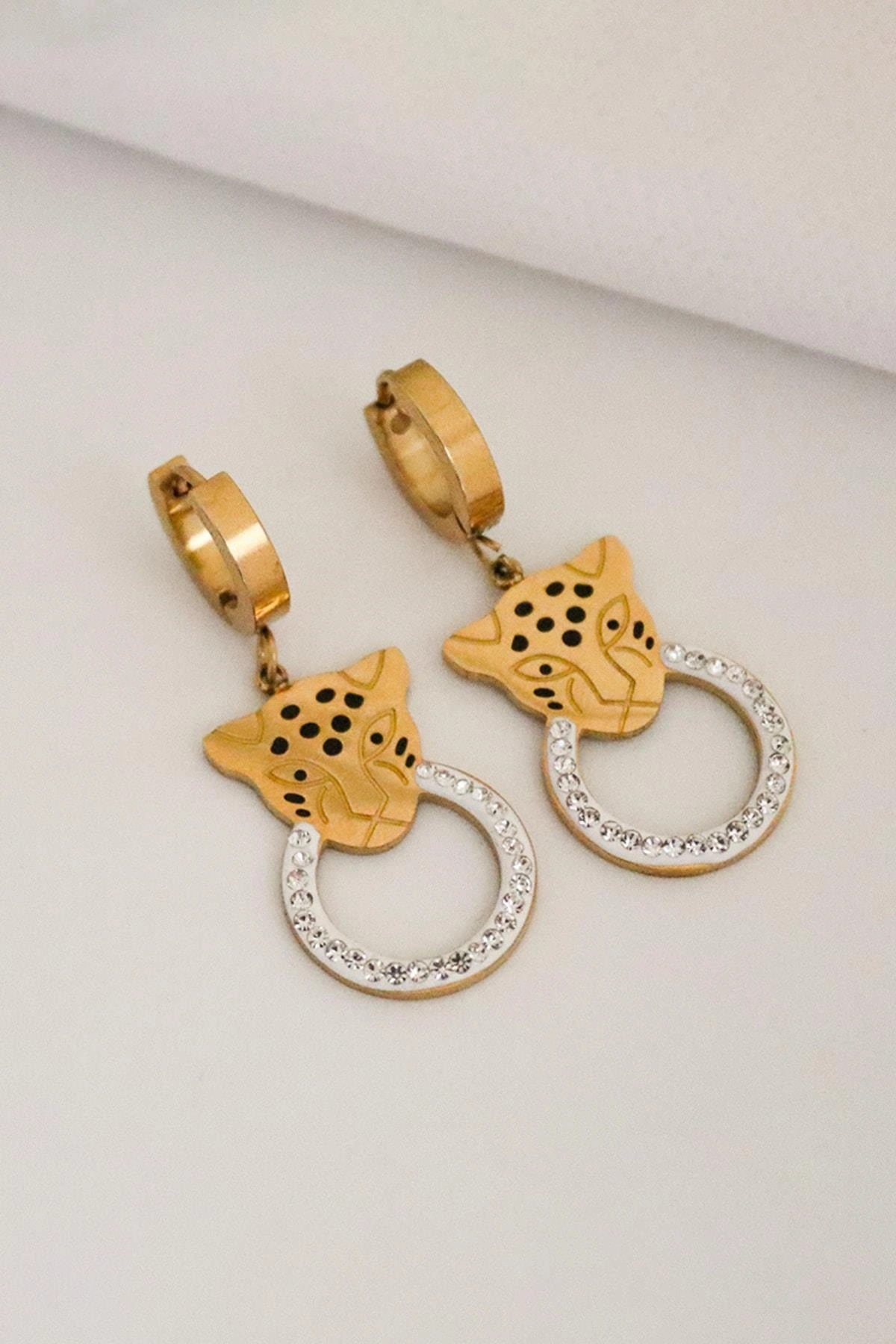 Kaplan Tasarımlı Zirkon Taşlı Gold ve Gümüş Kaplamalı Çelik Sallantılı Küpe