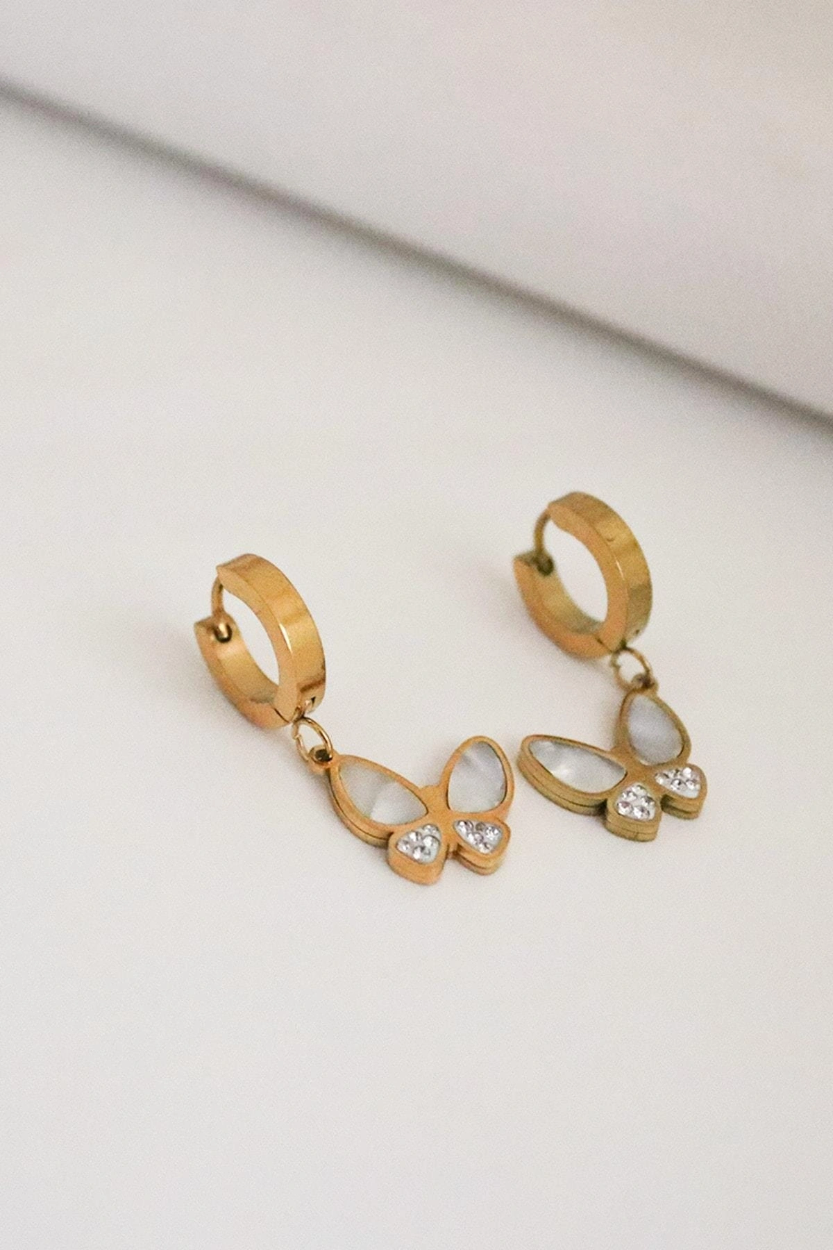 Kelebek Tasarımlı Sedef Taşlı Gold ve Gümüş Kaplamalı Çelik Sallantılı Küpe
