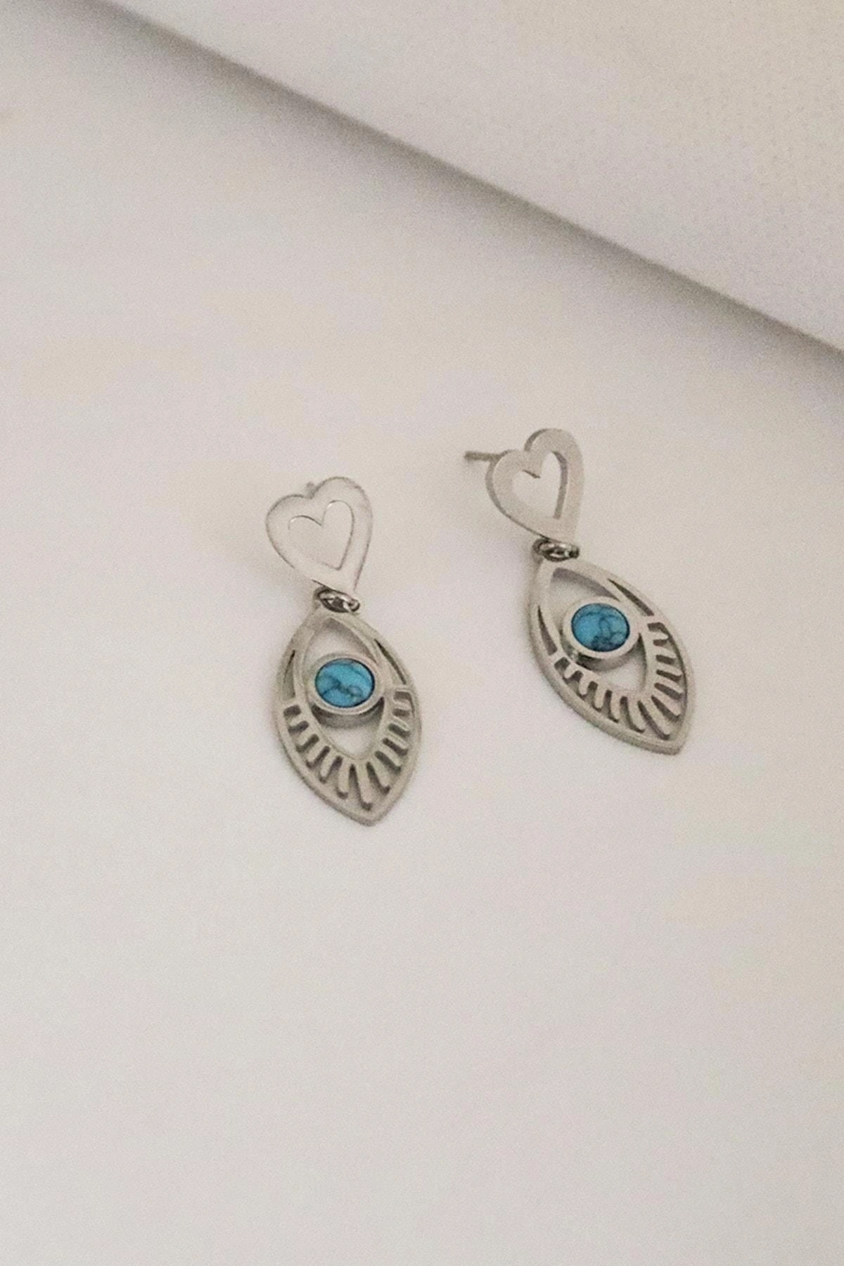 Kalpli Göz Tasarımlı Boncuklu Gold ve Gümüş Kaplamalı Çelik Vidalı Sallantılı Küpe