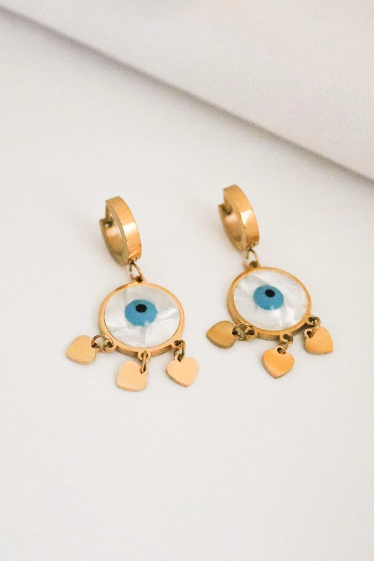 Kalpli Figürlü Nazarlık Tasarımlı Sedefli Gold ve Gümüş Kaplamalı Çelik Sallantılı Küpe