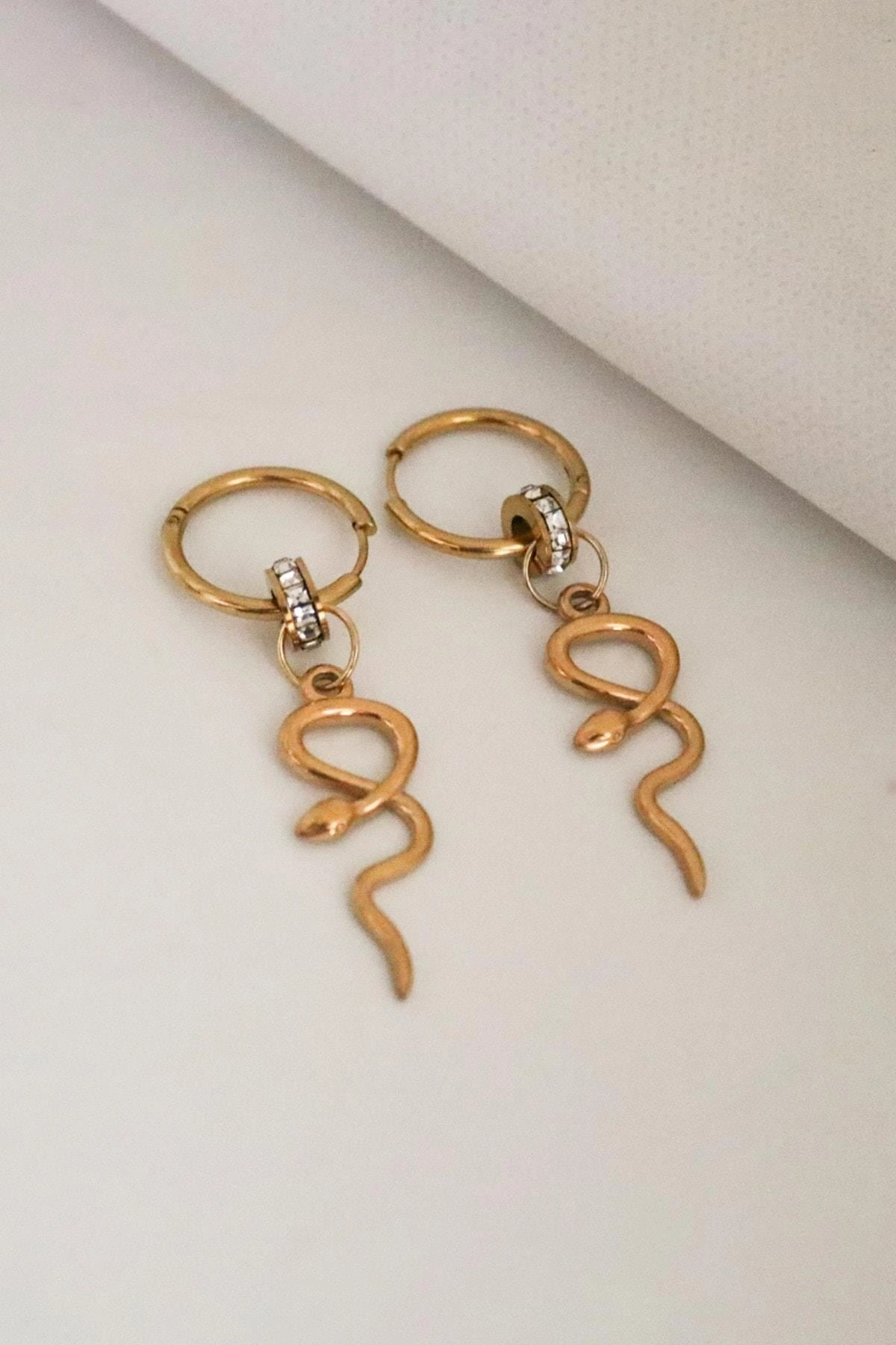 Yılan Tasarımlı Zirkon Taşlı Gold ve Gümüş Kaplamalı Çelik Sallantılı Küpe