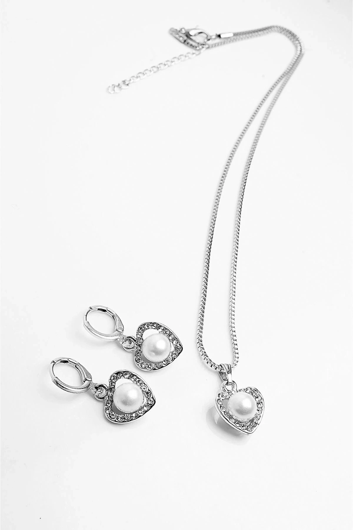 GÜMÜŞ KAPLAMALI İNCİ DETAYLI GERDANLIK TASARIMLI ZİNCİR KOLYE