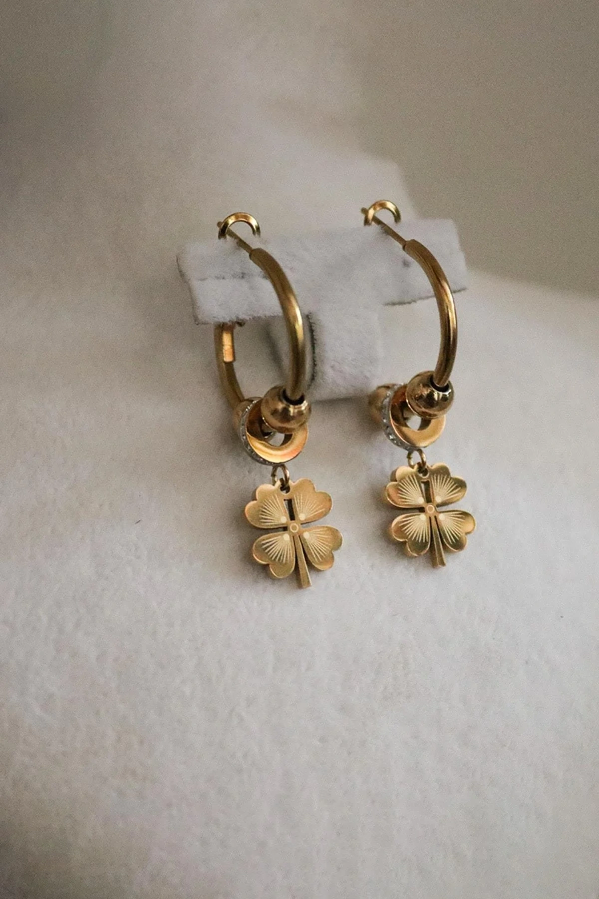 Yonca Tasarımlı Zirkon Taşlı Gold ve Gümüş Kaplamalı Çelik Sallantılı Küpe