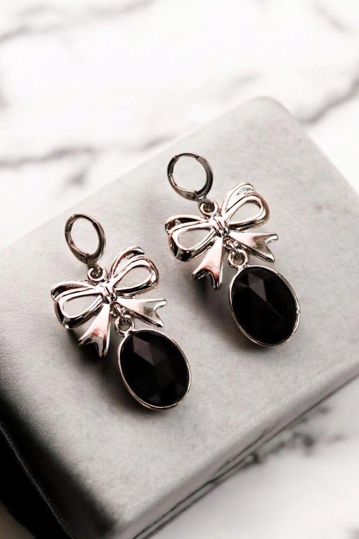 Fiyonk Tasarımlı Siyah ve Beyaz Taşlı Sallantılı Küpe