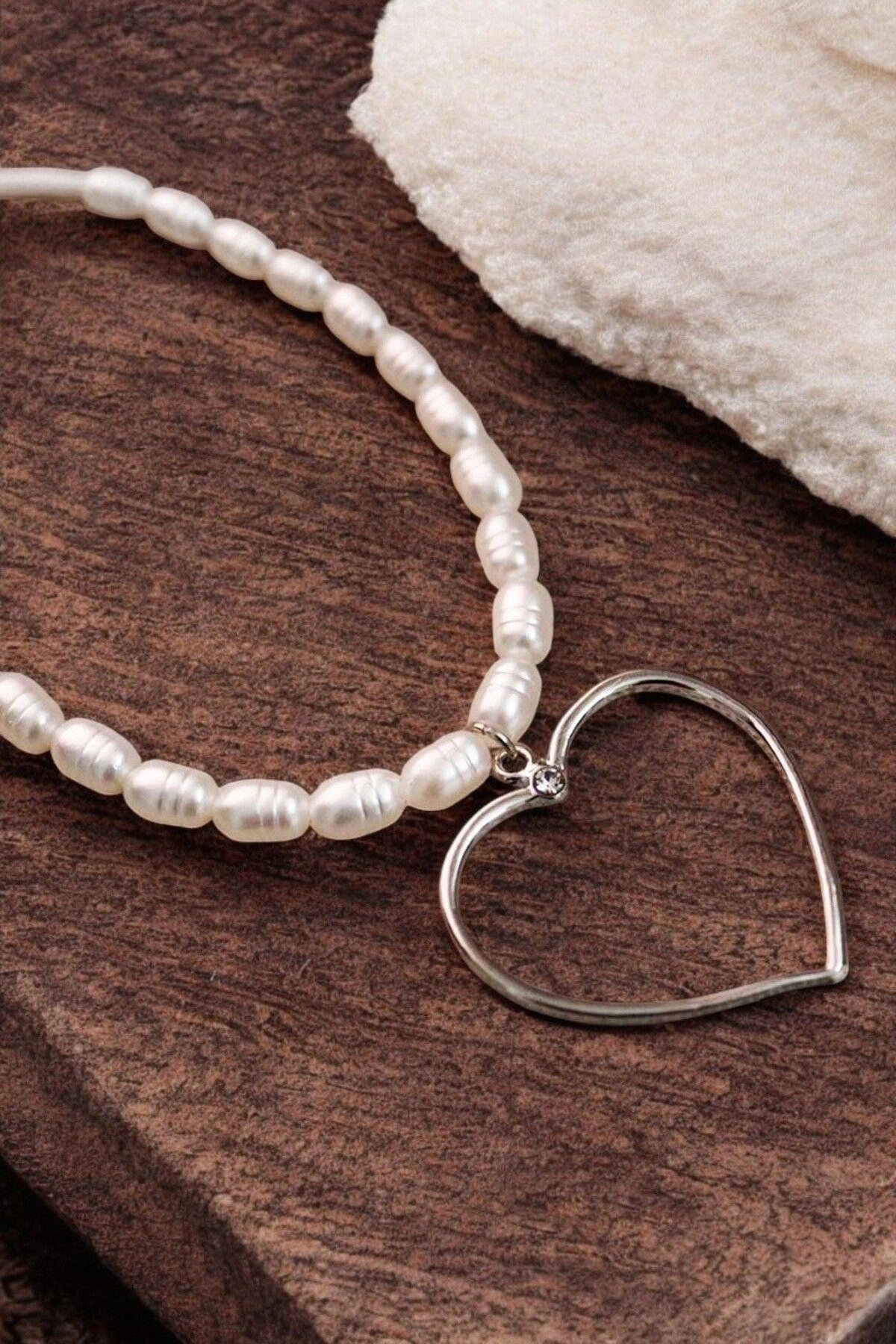 Desenli İncili Kalp Tasarımlı Gümüş Kaplamalı İnci Kolye