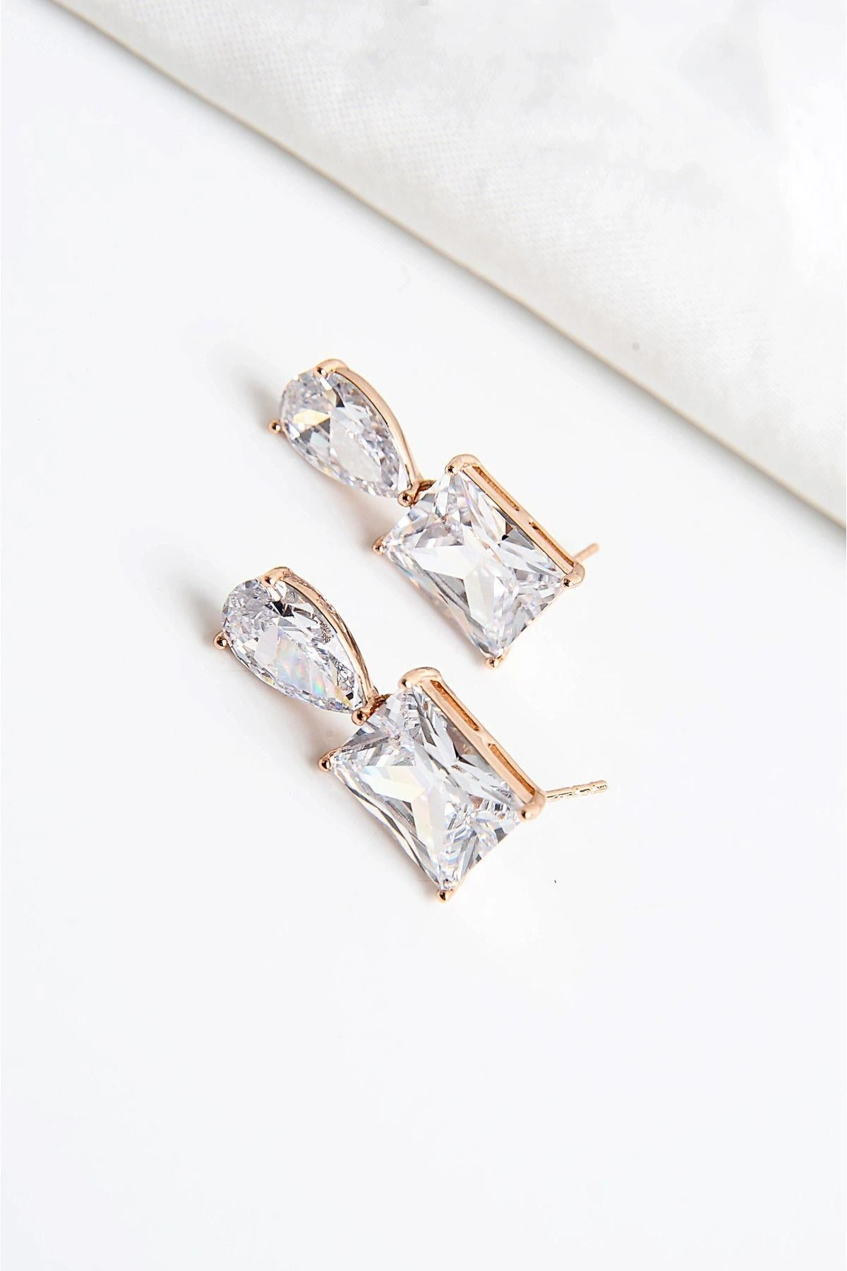 Xuping Alerji Ve Kararma Yapmama Garantili Zirkonium Taşlı Küpe