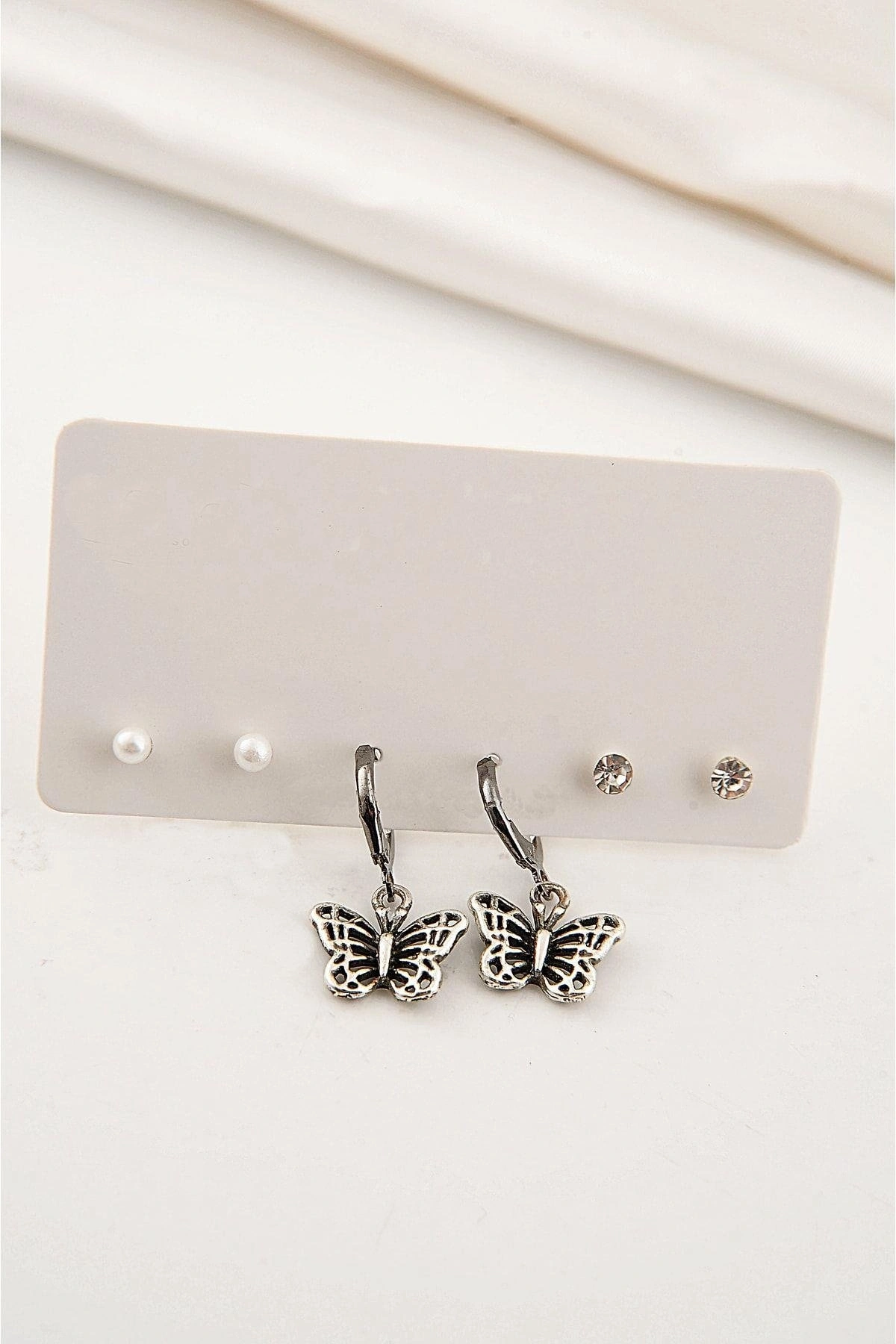 Kelebek Tasarımlı Gold Renkli Sallantılı Küpe