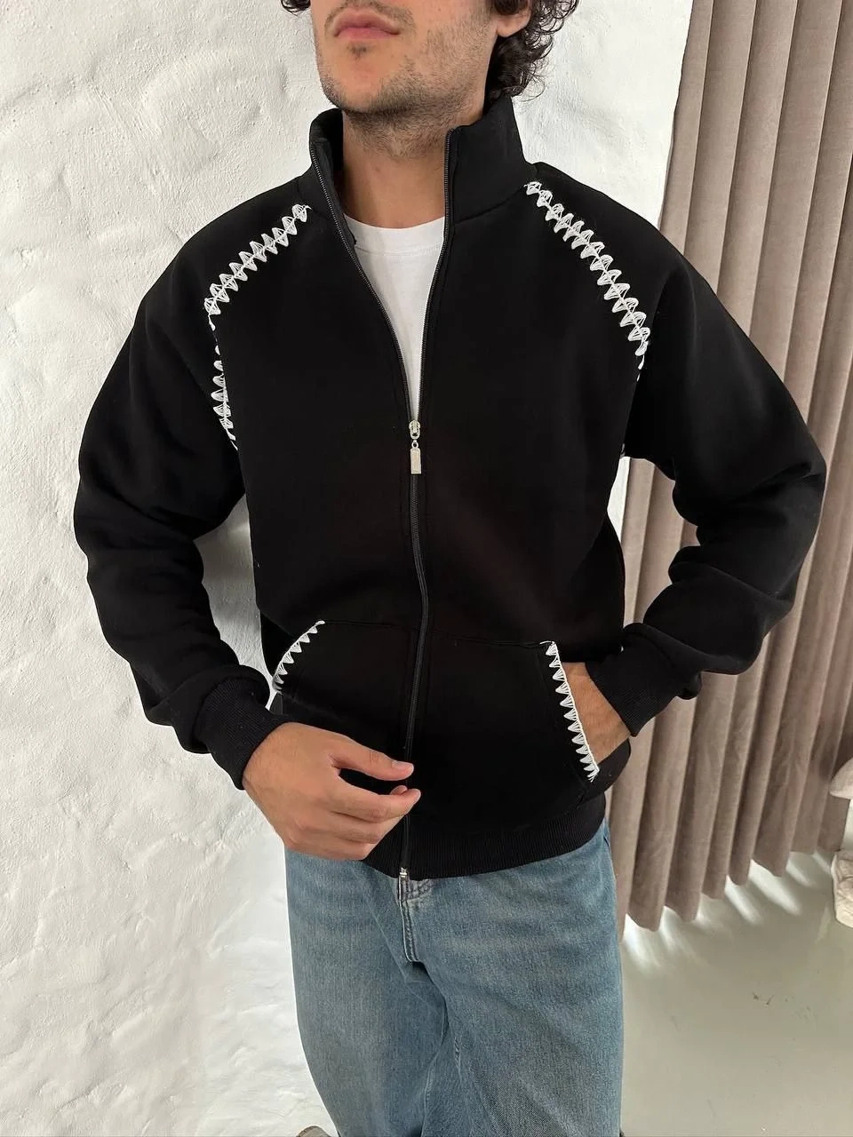 Erkek Oversize Dik Yaka Fermuarlı Sweatshirt - Zincir Nakışli Kanguru Cepli - Siyah