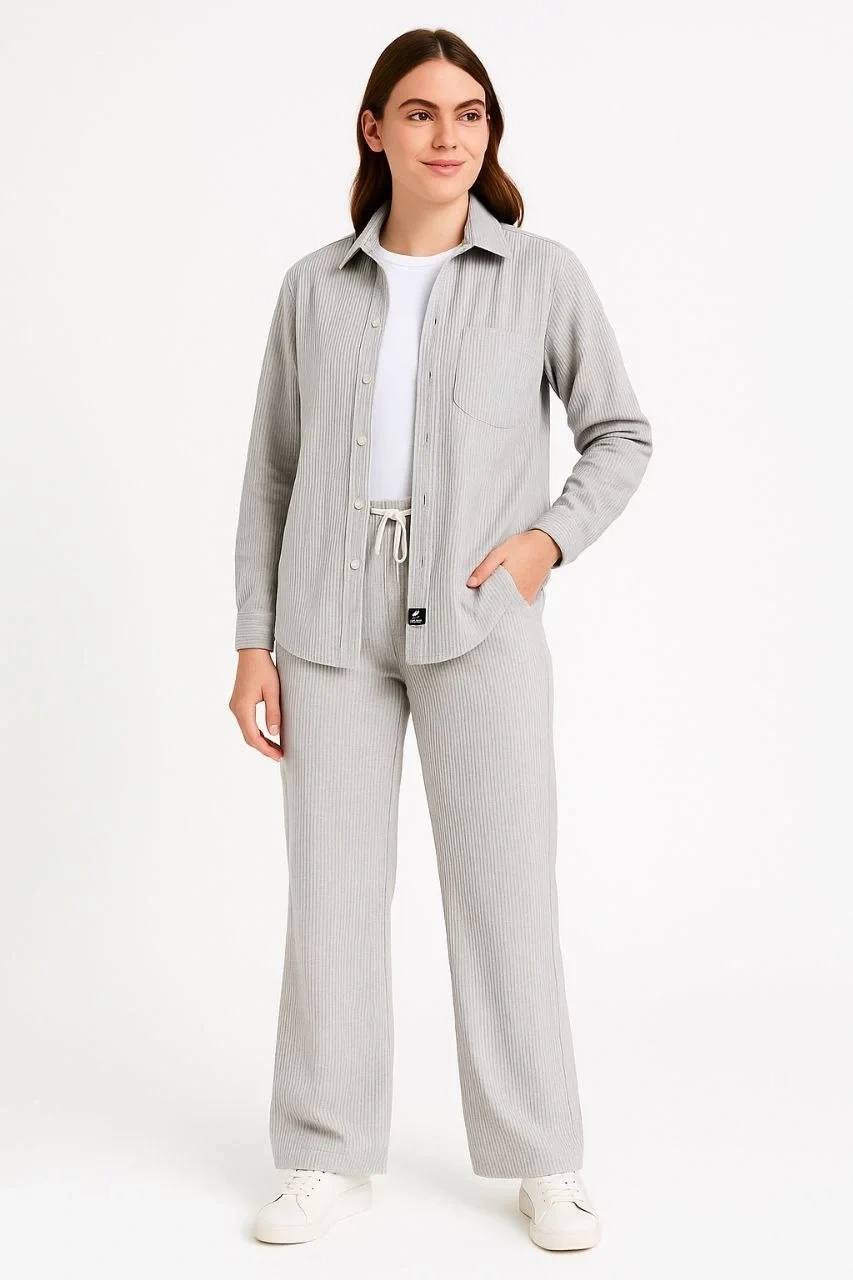 Kadın Kadife Oversize Takım – Gömlek ve Pantolon İkili Set Füme Corduroy Şıklığı, Rahat ve Zarif Duruş Yumuşak Dokulu Kadife Kumaş, Düğmeli Gömlek Üst ve Lastikli Pantolon Alt Parça ile Gün Boyu Konfor- Gri