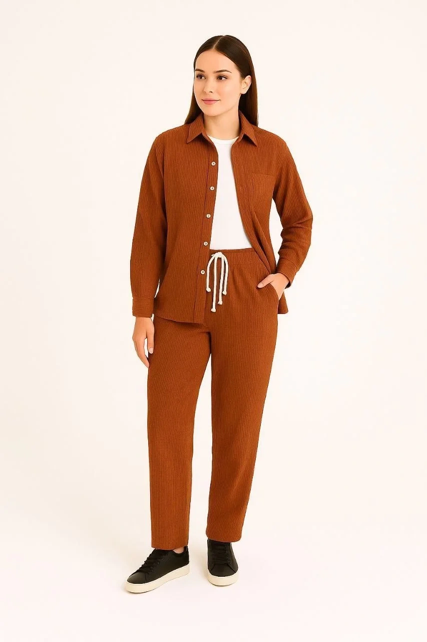 Kadın Kadife Oversize Takım – Gömlek ve Pantolon İkili Set Füme Corduroy Şıklığı, Rahat ve Zarif Duruş Yumuşak Dokulu Kadife Kumaş, Düğmeli Gömlek Üst ve Lastikli Pantolon Alt Parça ile Gün Boyu Konfor- Kiremit