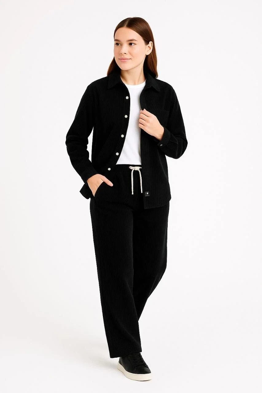 Kadın Kadife Oversize Takım – Gömlek ve Pantolon İkili Set Füme Corduroy Şıklığı, Rahat ve Zarif Duruş Yumuşak Dokulu Kadife Kumaş, Düğmeli Gömlek Üst ve Lastikli Pantolon Alt Parça ile Gün Boyu Konfor- Siyah