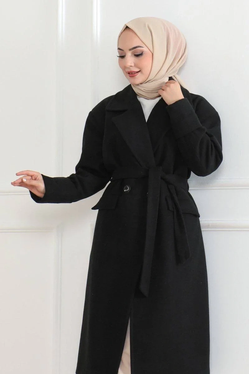 Kadın Kaşe Kaban – Uzun Boy Kruvaze Yaka, Kuşaklı Tesettür Kışlık Kaban, Astarlı Şık Yünlü Dokuma Oversize Rahat Kalıp, Cepli Modern Kaşe Mont Modeli - Siyah