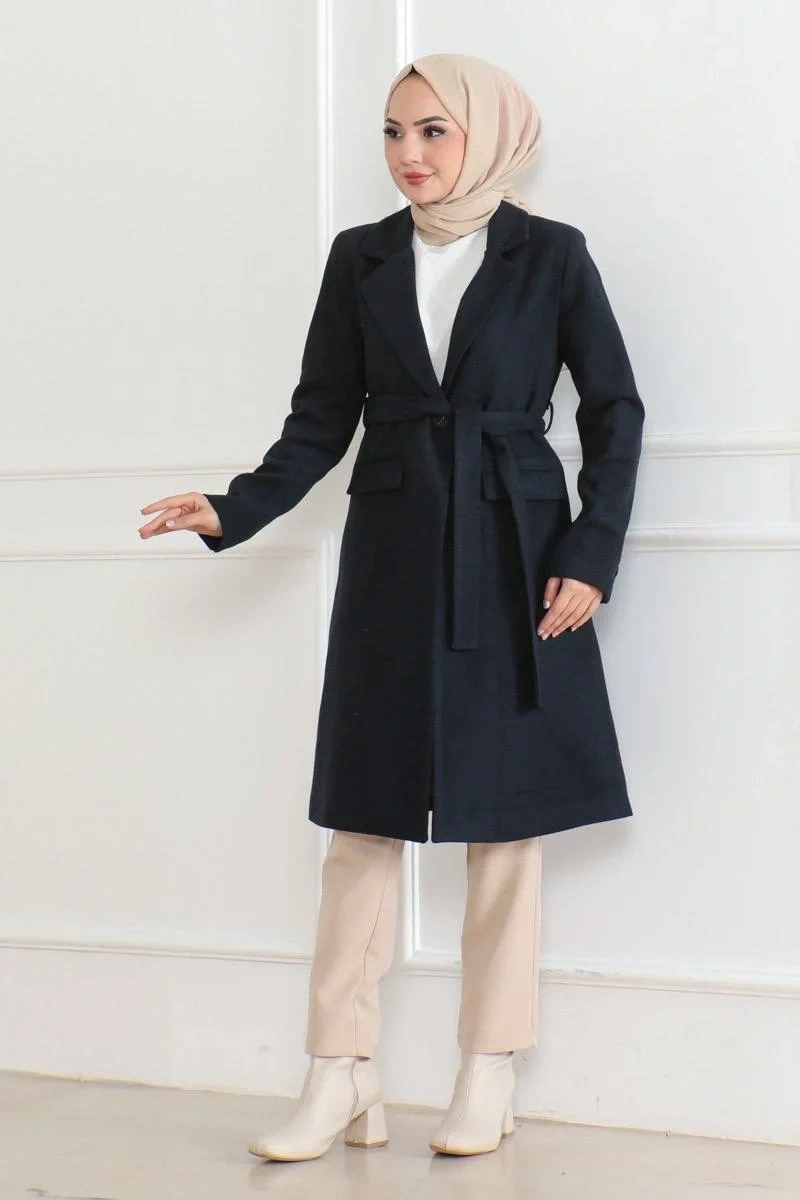 Kadın Kaşe Kaban – Uzun Boy Kruvaze Yaka, Kuşaklı Tesettür Kışlık Kaban, Astarlı Şık Yünlü Dokuma Oversize Rahat Kalıp, Cepli Modern Kaşe Mont Modeli - Lacivert