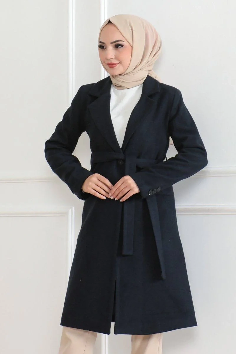 Kadın Kaşe Kaban – Uzun Boy Kruvaze Yaka, Kuşaklı Tesettür Kışlık Kaban, Astarlı Şık Yünlü Dokuma Oversize Rahat Kalıp, Cepli Modern Kaşe Mont Modeli - Lacivert