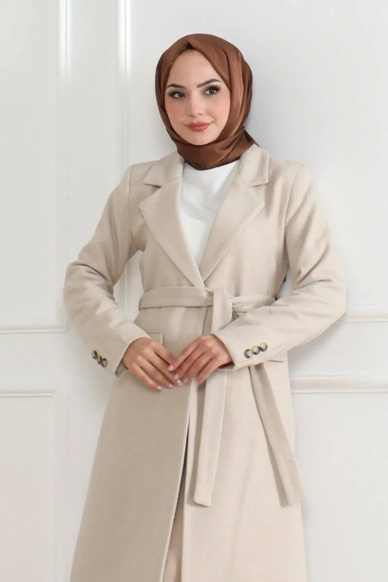 Kadın Kaşe Kaban – Uzun Boy Kruvaze Yaka, Kuşaklı Tesettür Kışlık Kaban, Astarlı Şık Yünlü Dokuma Oversize Rahat Kalıp, Cepli Modern Kaşe Mont Modeli - Bej