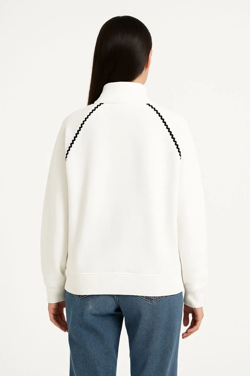 Kadın Oversize Dik Yaka Fermuarlı Sweatshirt - Zincir Nakışli Kanguru Cepli, - Beyaz