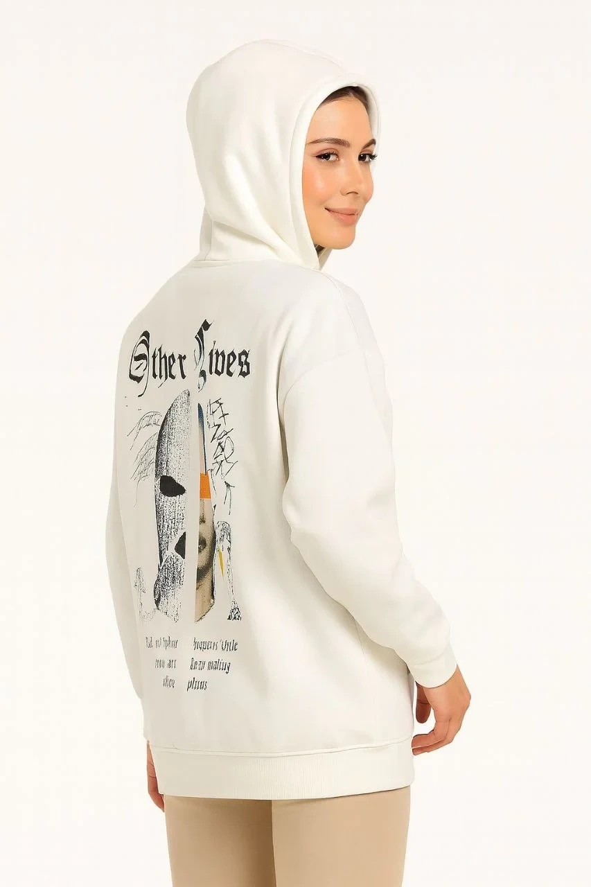 Kadın Oversize Üç İplik Şardonlu Kapüşonlu Sweatshirt – Beyaz “Other Lives” Ön ve Arka Baskılı, Kanguru Cepli, Ribanalı Rahat Kışlık Model Beyaz