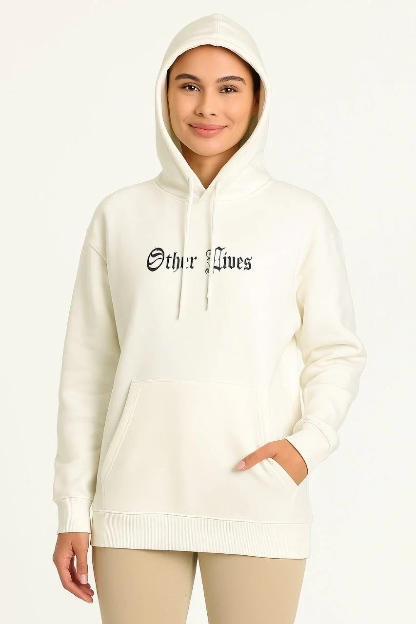 Kadın Oversize Üç İplik Şardonlu Kapüşonlu Sweatshirt – Beyaz “Other Lives” Ön ve Arka Baskılı, Kanguru Cepli, Ribanalı Rahat Kışlık Model Beyaz