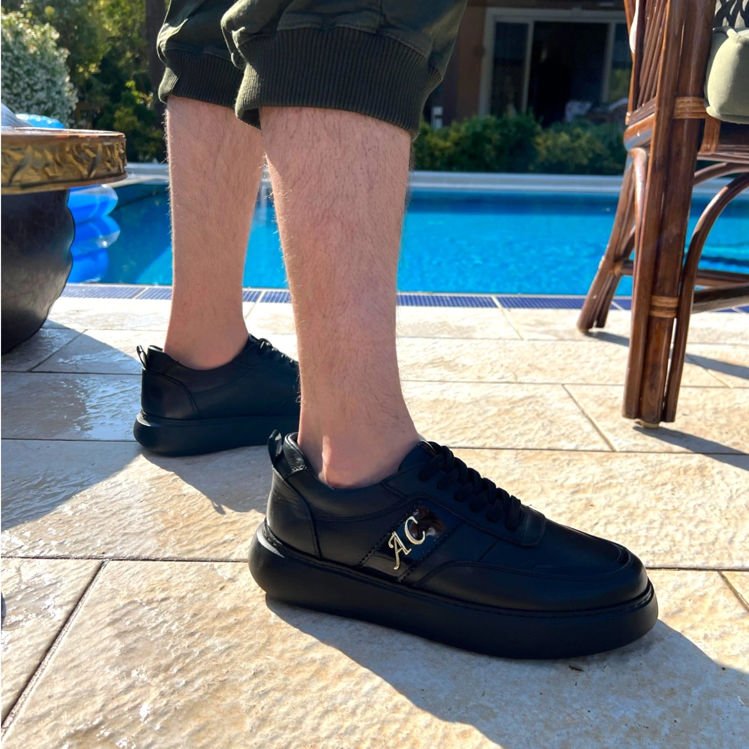 Kişiselleştirilebilir Kalın Ortopedik Tabanlı Siyah Parlak Kemerli Sneaker Spor Ayakkabı