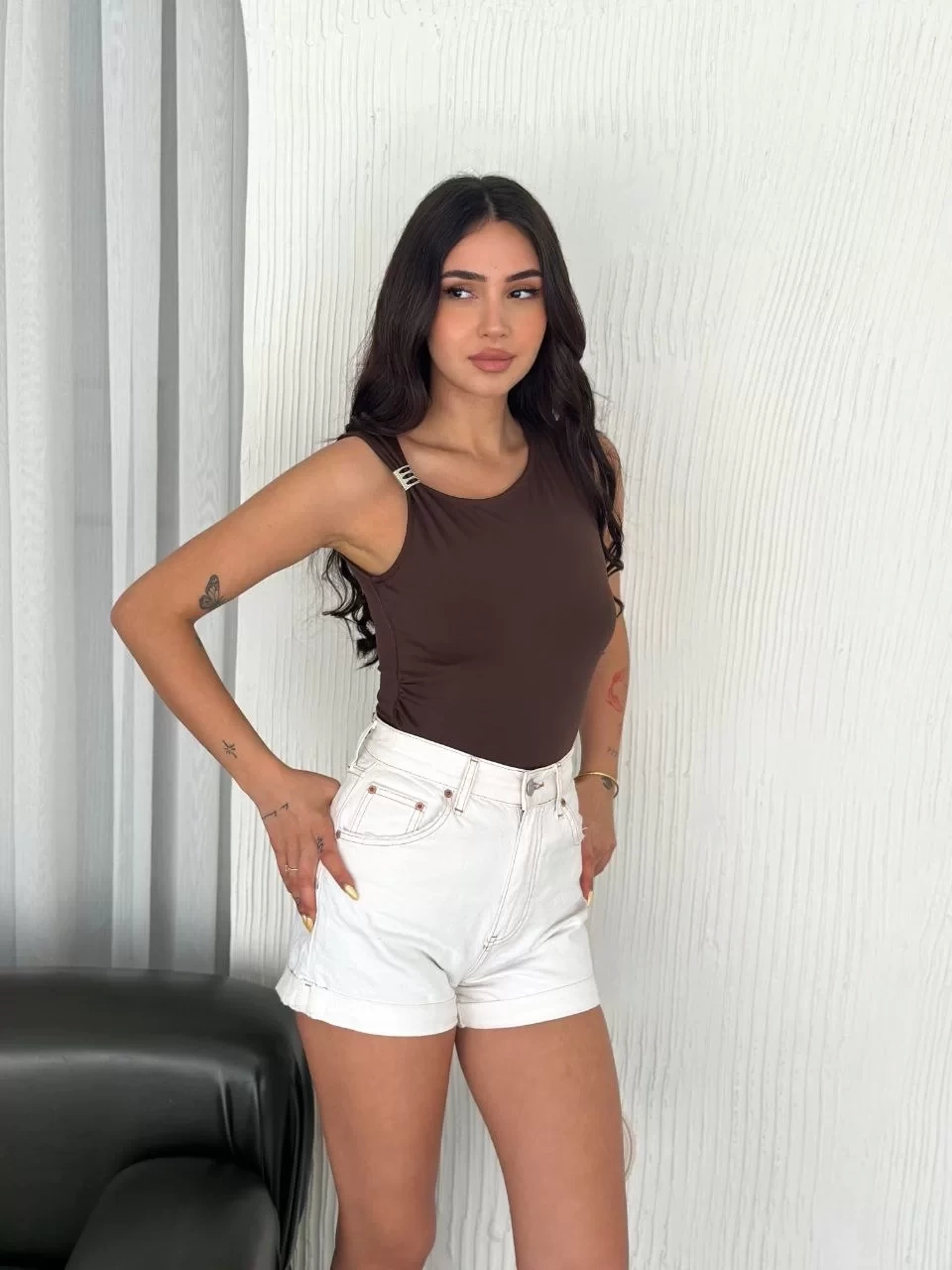 Osy Modal Yumuşak Dokulu Kumaş Bisiklet Yaka Kadın Sıfır Kol Bluz Omuz Toka Aksesuar Detaylı - Kahverengi