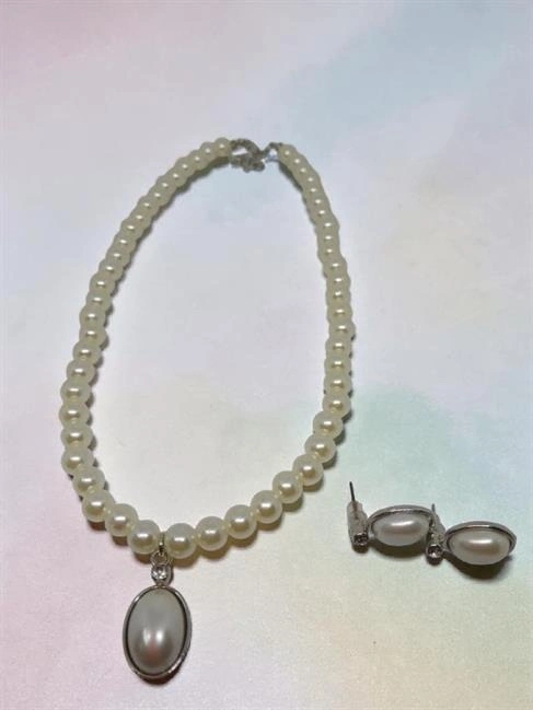 Oval Taş Detaylı Vidalı İnci Kolye ve Küpe Seti