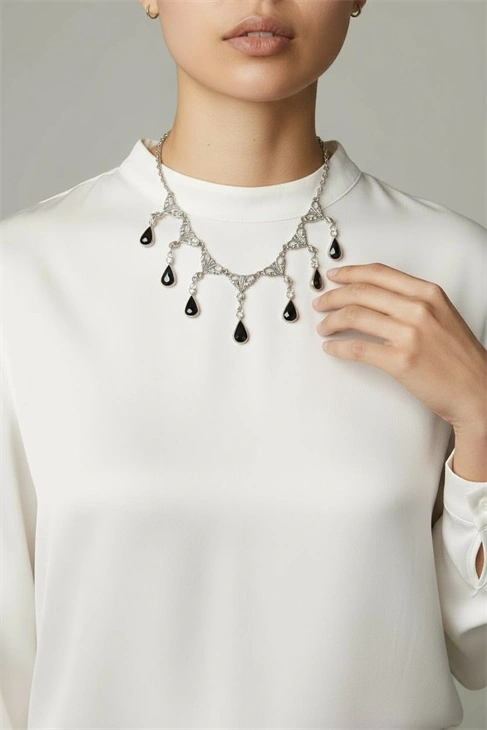 ÖZEL TASARIMLI SİYAH DAMLA TAŞ FİGÜRLÜ GÜMÜŞ KAPLAMA GERDANLIK KOLYE