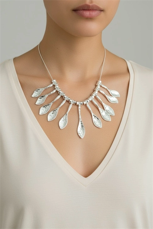 ÖZEL TASARIMLI YAPRAK FİGÜRLÜ GÜMÜŞ KAPLAMA KOLYE