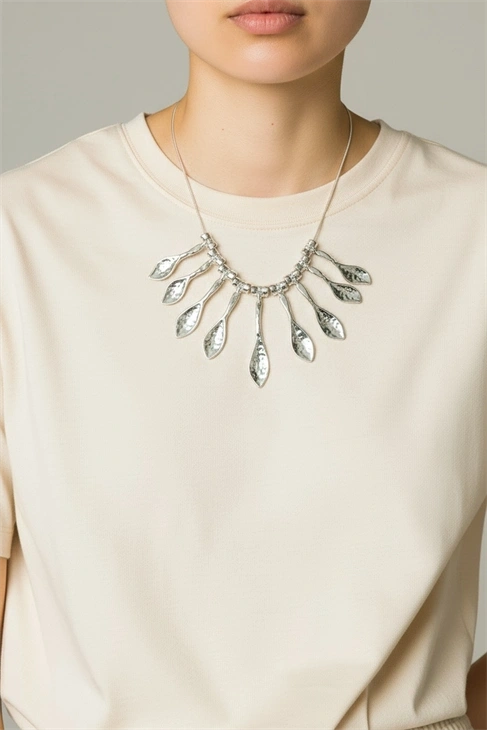 ÖZEL TASARIMLI YAPRAK FİGÜRLÜ GÜMÜŞ KAPLAMA KOLYE