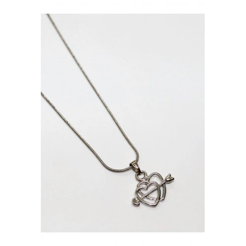 Kalbe Atılmış Ok Tasarımlı Gümüş Renkli Kolye