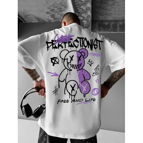 Erkek OversizeGrafik Tişört CAMPBRASTCOOPERATION Kalın Yazı Bisiklet Yaka, Kısa Kol, Kalın Mor ve Siyah Desenli Yazlık Sokak Kıyafeti - Beyaz