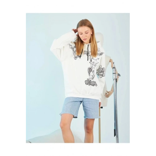 Kadın Kapüşonlu Üç İplik Sweatshirt – Beyaz Strong Heykel Baskılı, Rahat Kalıp, Kanguru Cepli Modern Tasarım