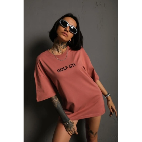 Kadın Oversize Baskılı Tişört – Golf GTI Retro Araba Desenli, Ön & Arka Dijital Baskı, Sokak Modası Stil- Gül Kurusu