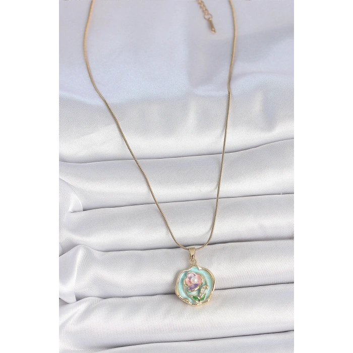 316L Çelik Gold Renk Zincir Turkuaz Pembe Mor Çiçek İşlemeli İnci Detay Portre Model Kadın Kolye